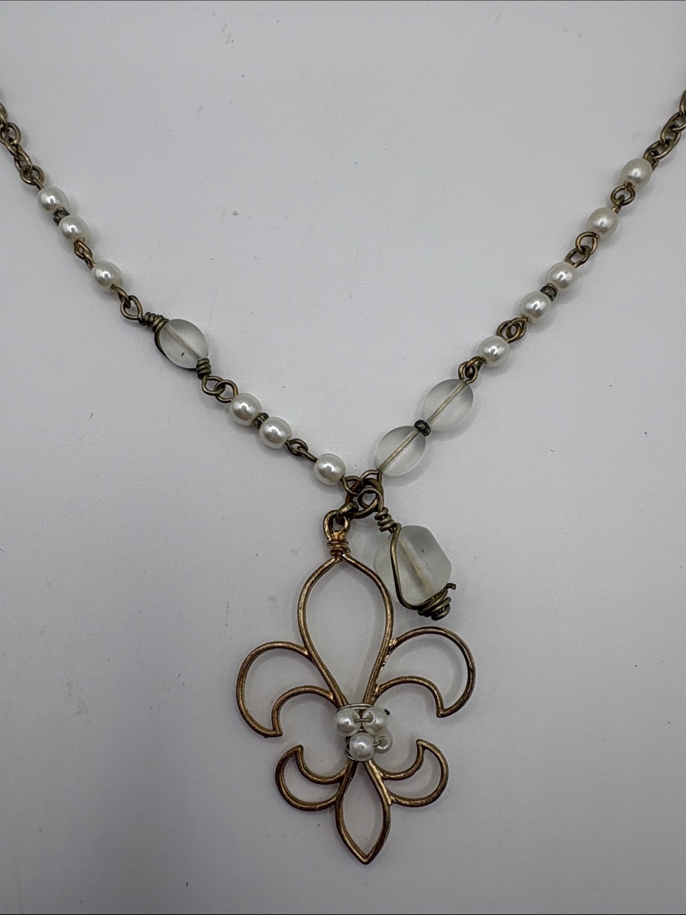 Vintage Gold-Tone Fleur-de-Lis Necklace with White Pearls and Frosted Beads - Picture 7 of 7